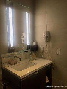 ANAビジネスクラスラウンジロサンゼルス空港のシャワールーム洗面台
