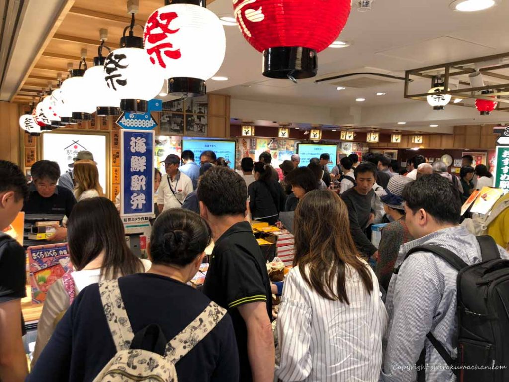 超絶混雑するGW中の東京駅駅弁屋祭